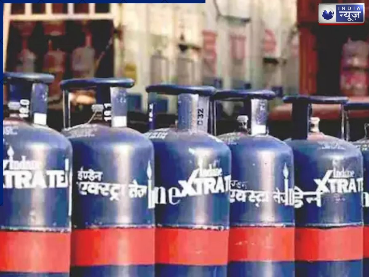 LPG Gas Price: कॉमर्शियल सिलेंडर की कीमत में 993 रुपये की बढ़ोतरी, नोट करें अपने-अपने शहरों के लेटेस्ट दाम