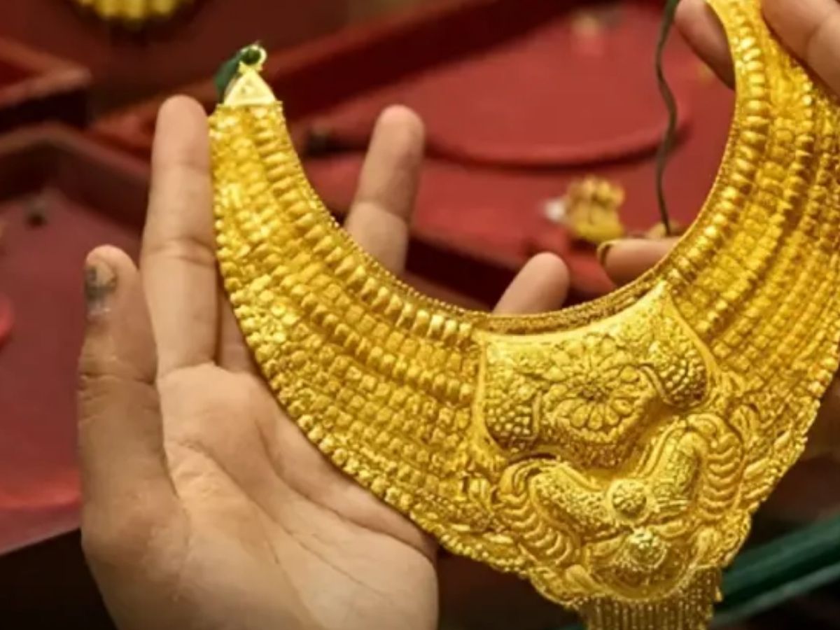 Gold Price Today 15 May 2026: सोने के दाम घटे या फिर बढ़े, नोट करें अपने शहरों का हाल