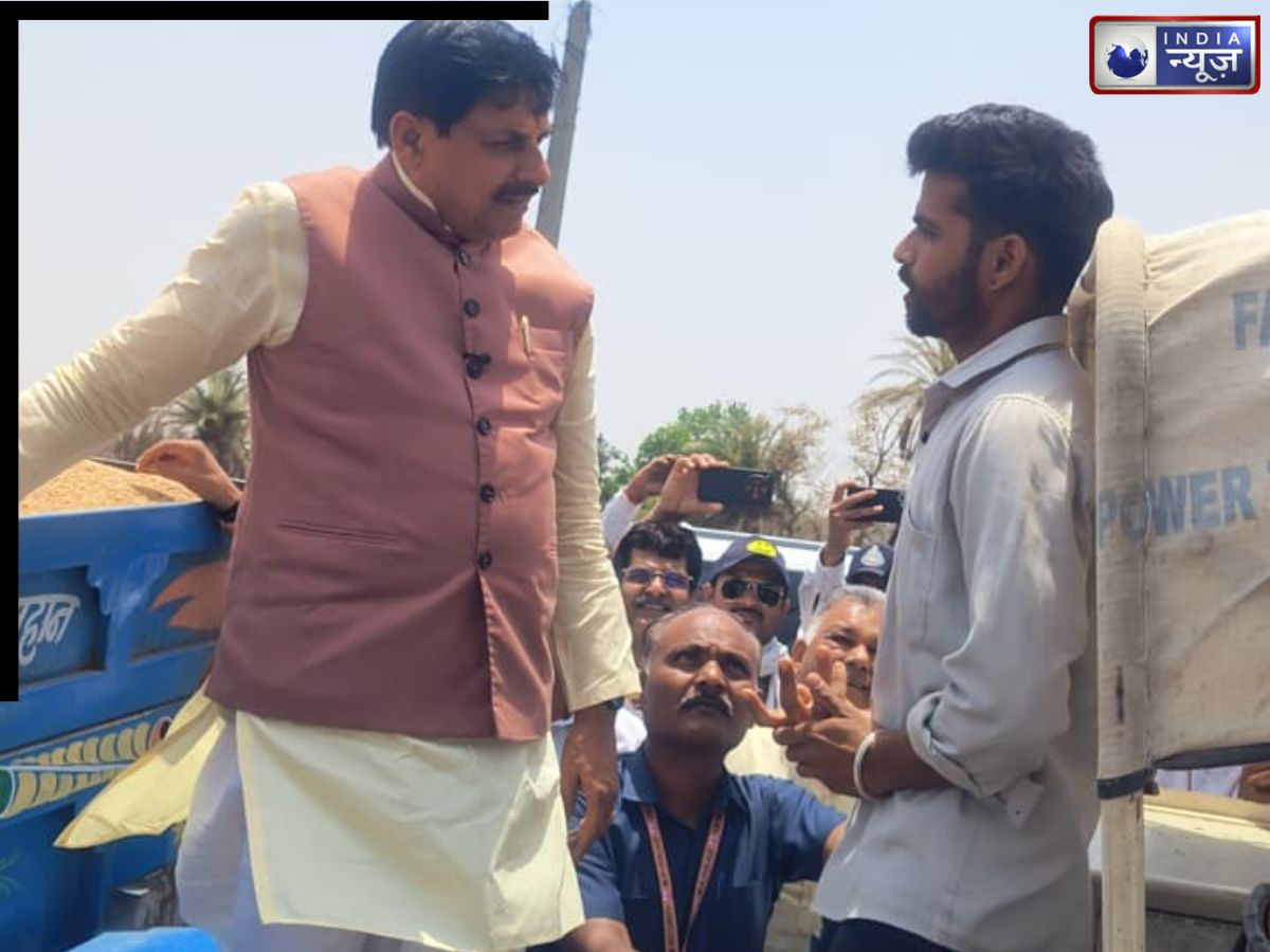 ट्रॉली पर चढ़े मुख्यमंत्री, किसानों से किया सीधा संवाद, कहा- उपज का उचित मूल्य सम्मानपूर्वक मिले