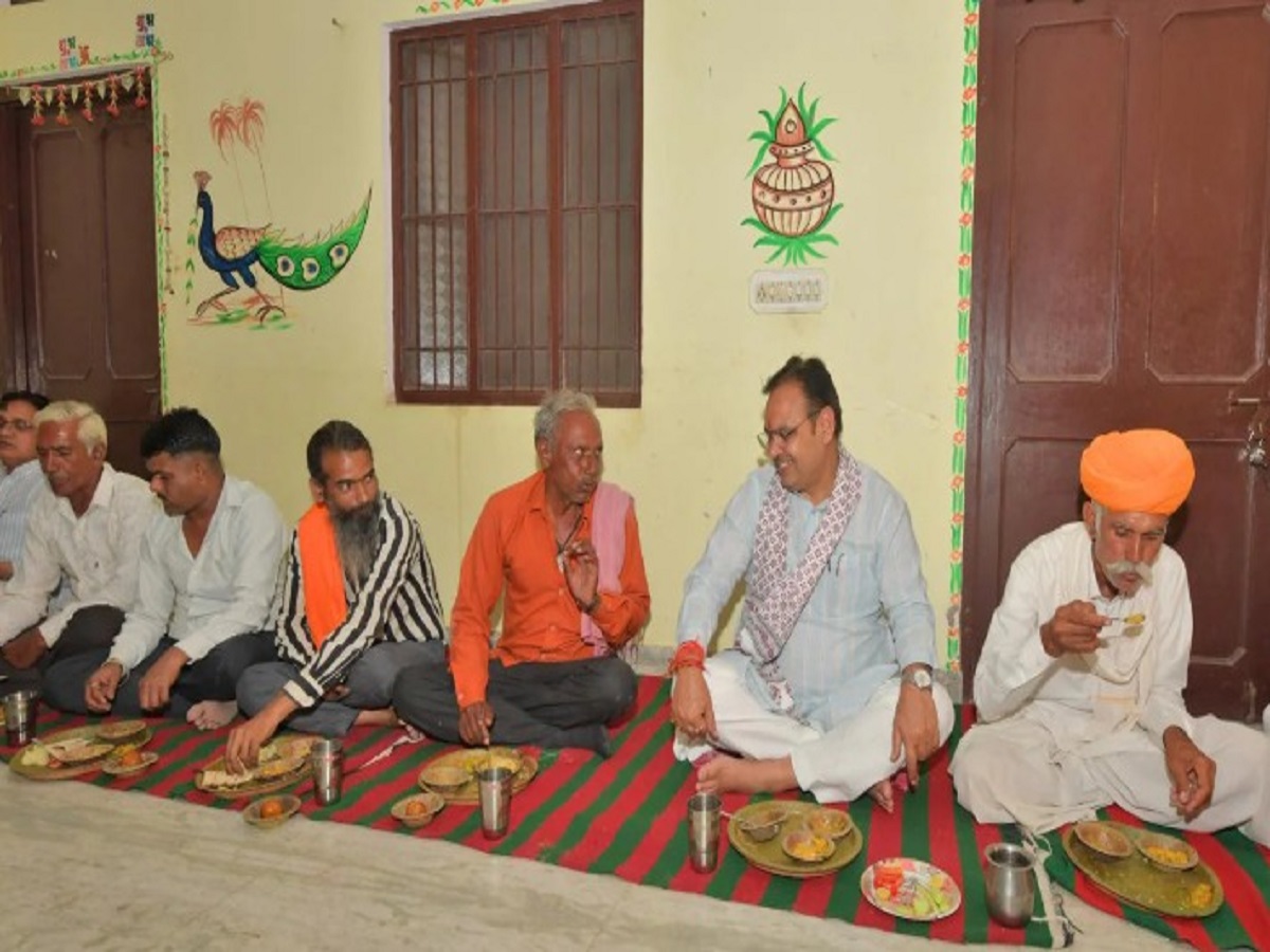 Rajasthan: सीएम भजनलाल शर्मा ने मजदूर के घर किया भोजन, स्वादिष्ट भोजन से हुए बेहद प्रभावित! जमकर की तारीफ
