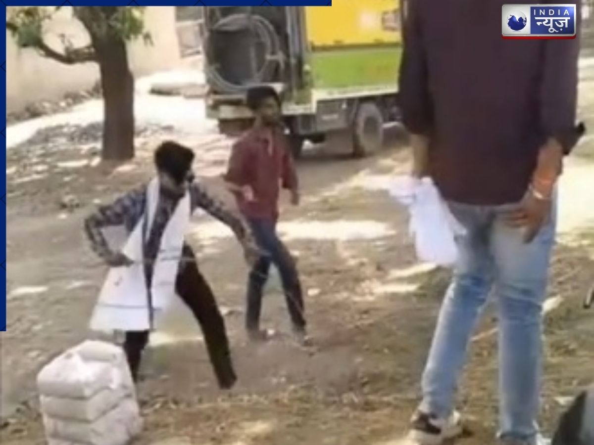 MP Crime: रीवा में सरेराह दबंगई, युवक को बेल्ट से पीटा, वीडियो वायरल होने पर हरकत में आई पुलिस