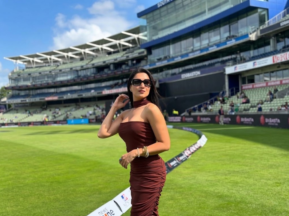 Shefali Bagga vs Yesha Sagar - Photo Gallery