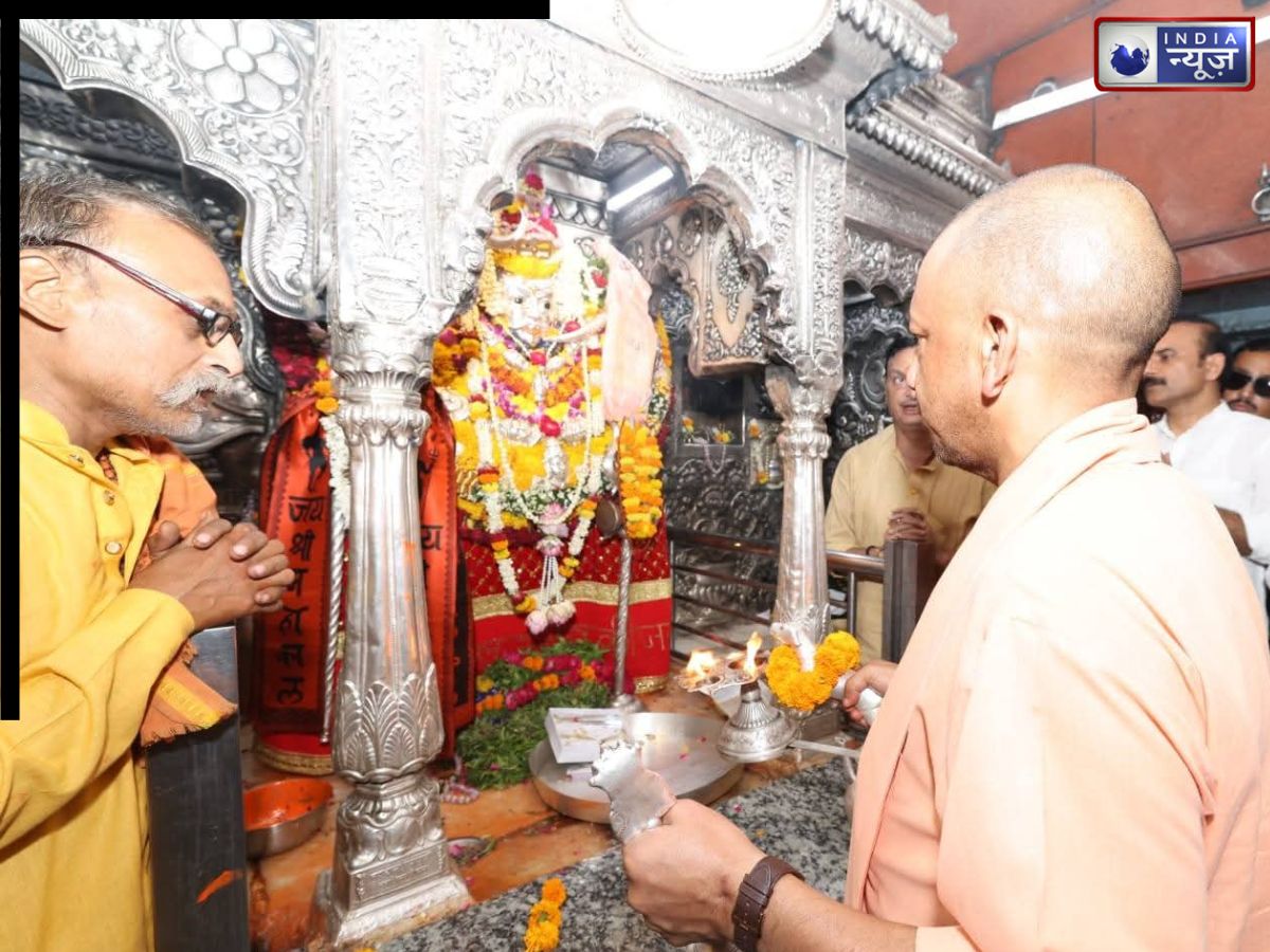 यूपी सीएम योगी आदित्यनाथ का वाराणसी दौरा, काशी विश्वनाथ मंदिर व काल भैरव मंदिर में किए दर्शन