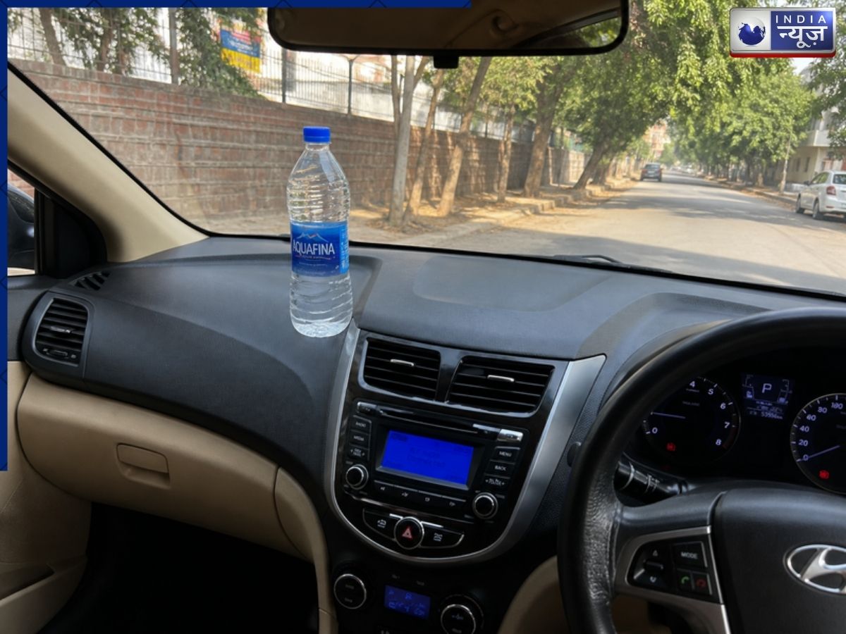 क्या वाकई धूप में खड़ी कार की डैशबोर्ड पर पानी की बोतल रखने से लग सकती है आग? फैक्ट में जानें कितना सही