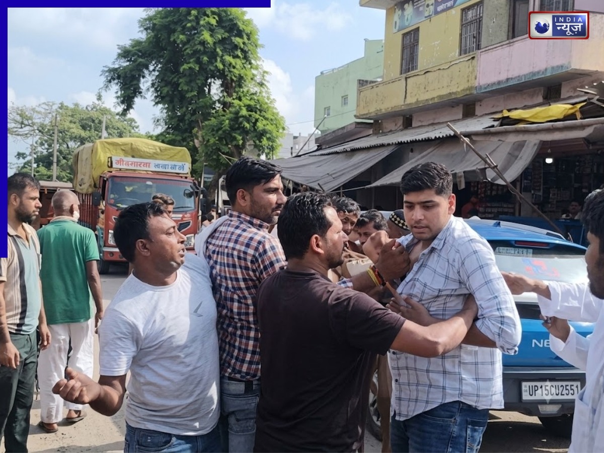 ‘चाट युद्ध’ के बाद बागपत में केले के लिए छिड़ी जंग, सड़क पर चले लात घूंसे, हुआ हंगामा