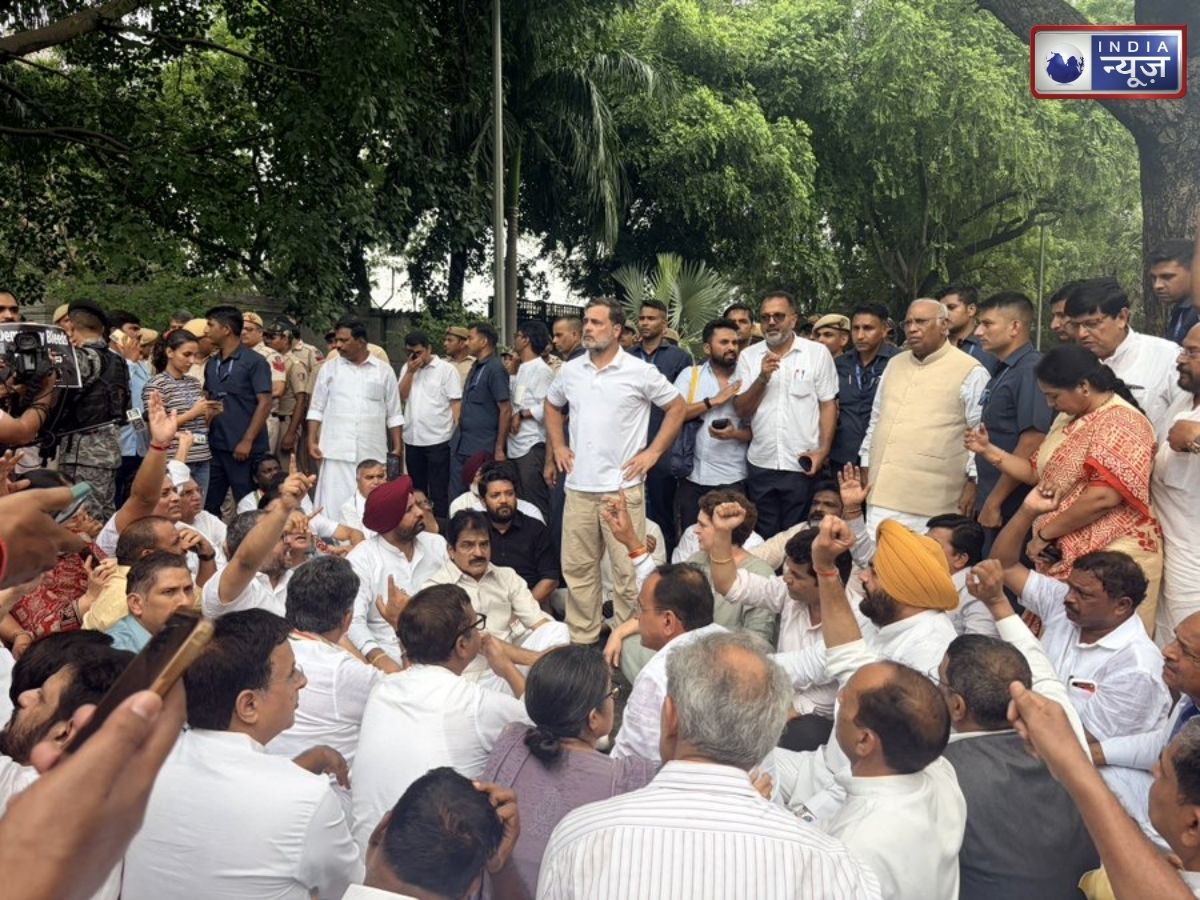 छात्रों के समर्थन में सड़क पर उतरे राहुल गांधी और खड़गे, PM आवास के बाहर विरोध प्रदर्शन; कांग्रेस ने रखी 3 मांगें