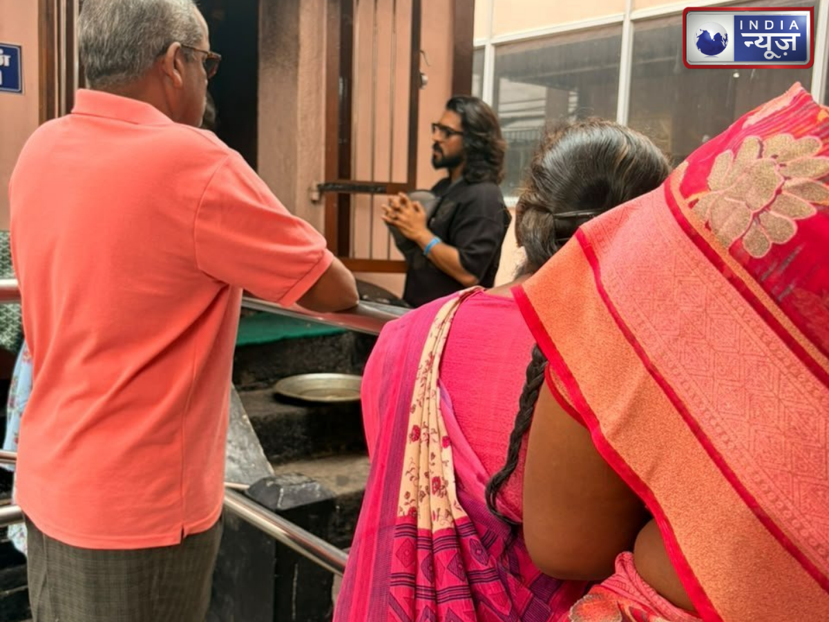 कलाई की सफल सर्जरी के बाद राम चरण ने टेका माथा, पत्नी संग पहुंचे कोयंबटूर मंदिर