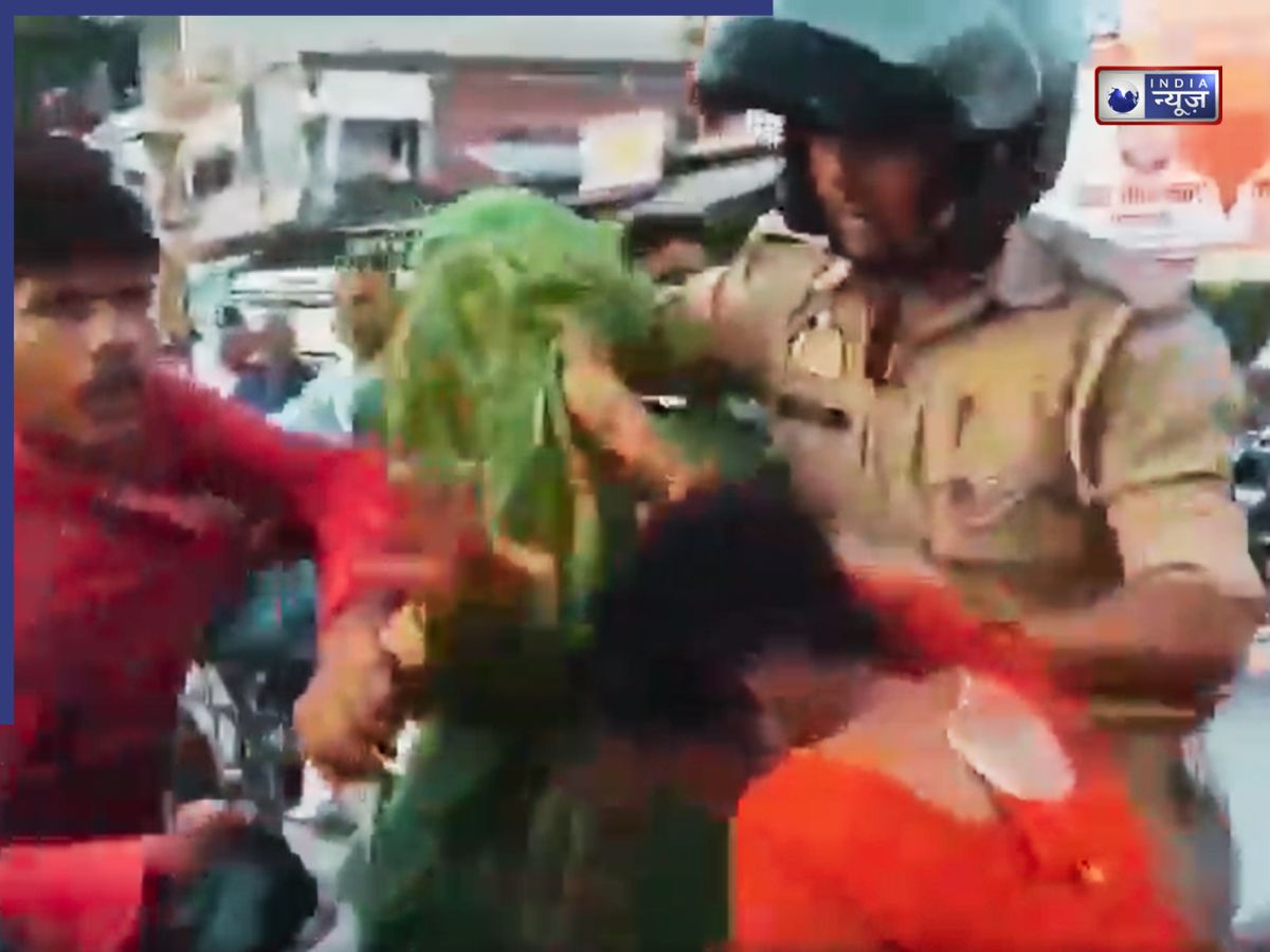यूपी में ‘घूंघट वाली बहू’ का तांडव; बीच सड़क सास को जड़े ताबड़तोड़ थप्पड़, पुलिस भी रह गई दंग!