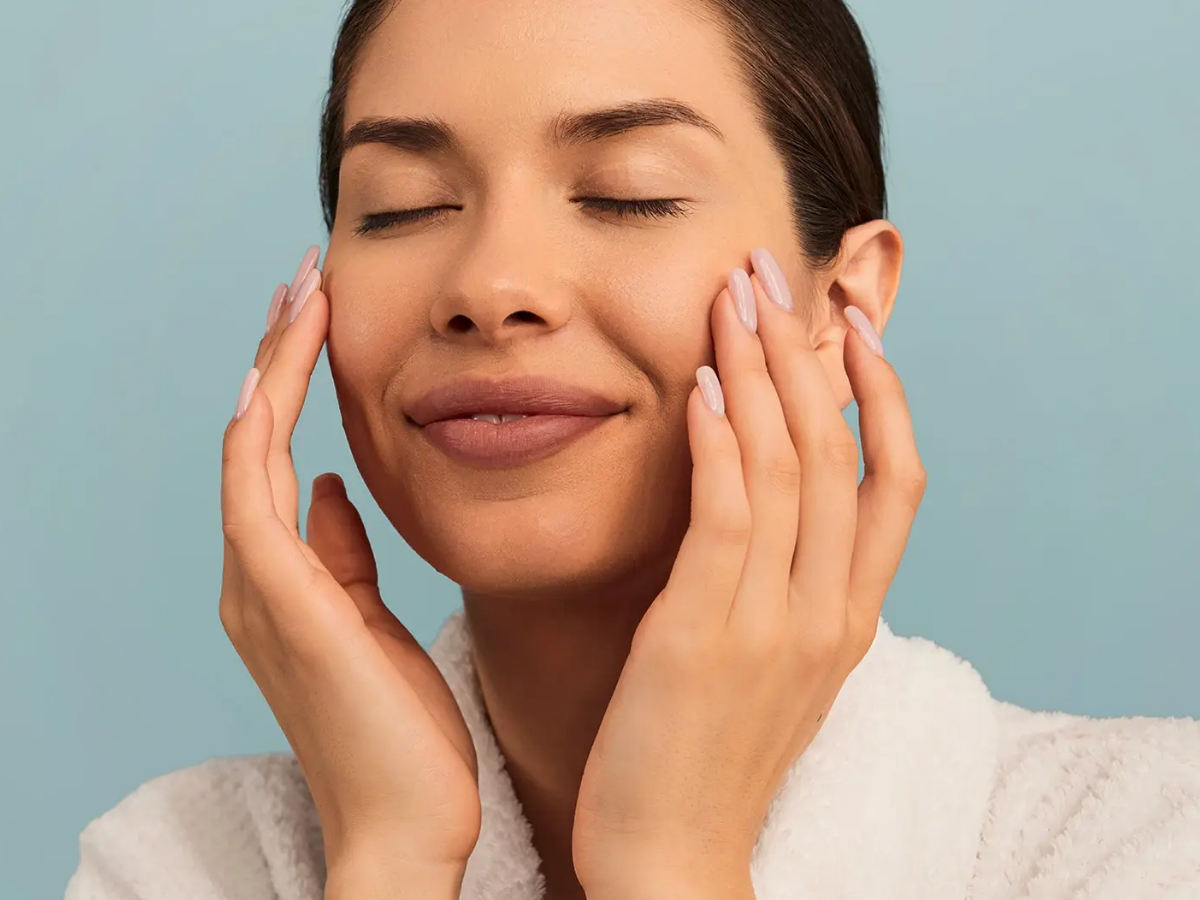 applying moisturizer - Photo Gallery