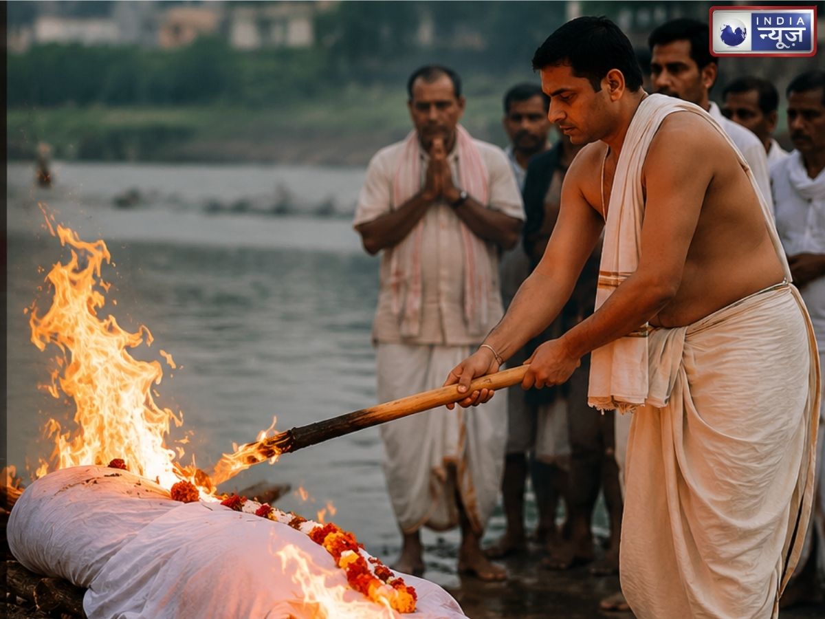 मृत्यु के बाद क्यों दी जाती है मुखाग्नि? जानें हिंदू धर्म और गरुड़ पुराण की मान्यता