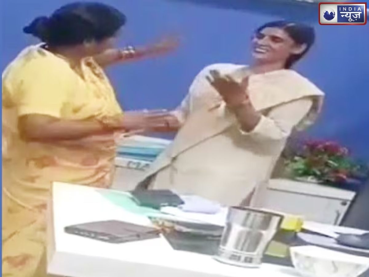बैंक के अंदर भोजपुरी गाने पर डांस करती दिखीं 3 महिलाएं, वायरल वीडियो पर मैनेजर ने कही ये बात