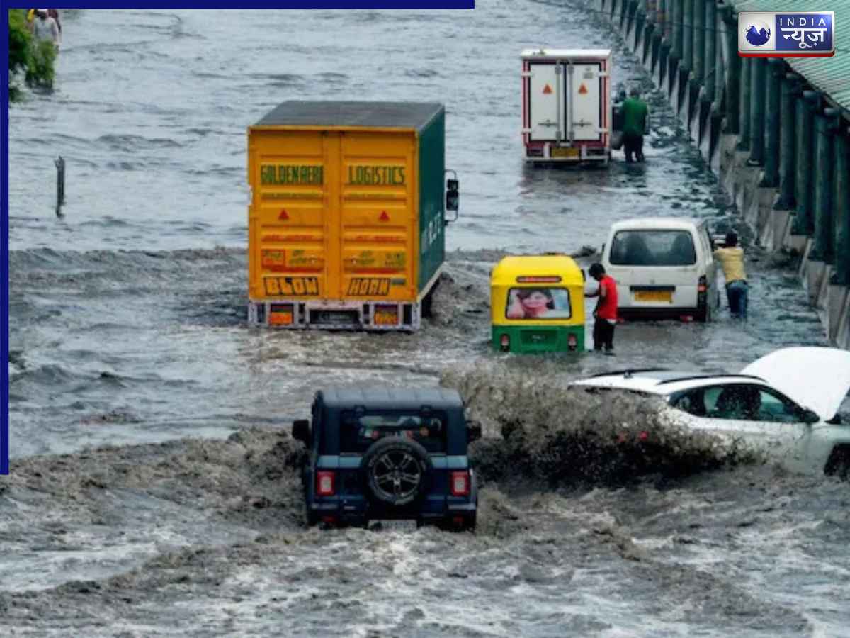 Gurugram Waterloggingin: नदी में बदला सेक्टर 10, पानी में तैरने लगी गाड़ियां; क्या आज बंद हैं ऑफिस और स्कूल?