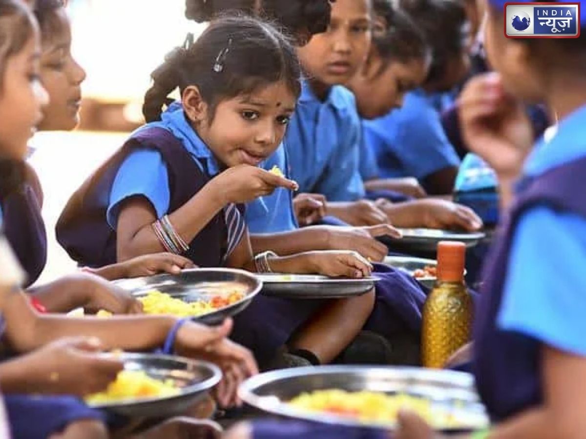 मिड-डे मील में बड़ी लापरवाही, नमक की जगह सर्फ डालकर परोस दी सब्जी, 18 छात्राएं बीमार