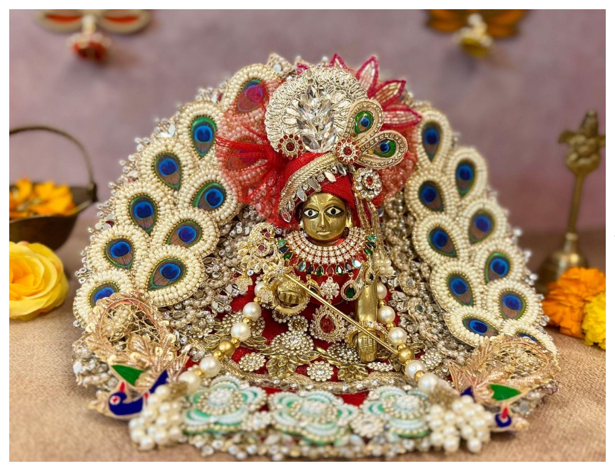 This is how you can decorate your gleaming Laddu Gopal on Janmashtami. - Photo Gallery