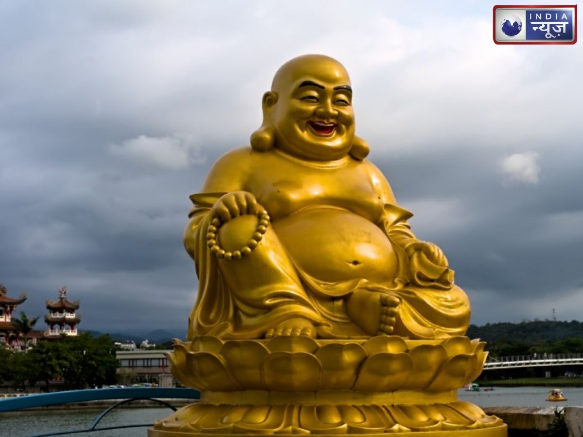 घर में लाफिंग बुद्धा रखते हैं तो इन बातों का रखें ध्यान, गलत जगह रखने से नहीं मिलेगा शुभ फल