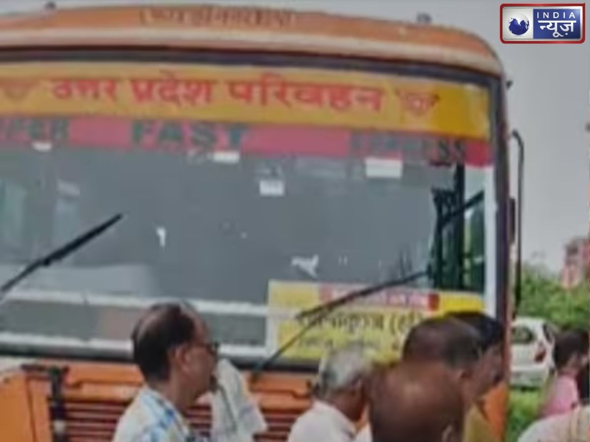 हमको भी टिकट लेनी पड़ेगी क्या? कंडक्टर के टिकट काटते ही भड़क गए “दरोगा जी”, फिर दिखाई वर्दी की पावर, वीडियो वायरल