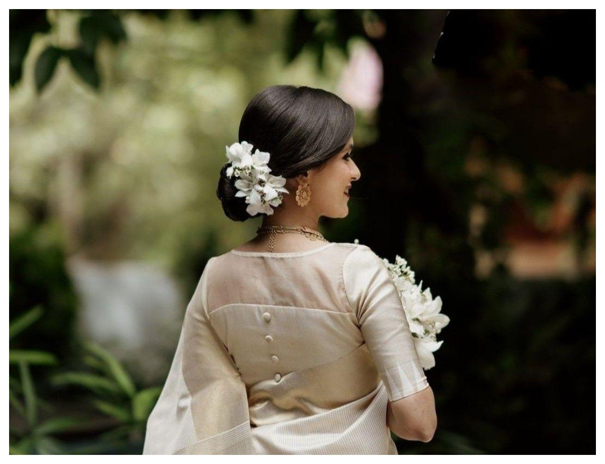 Simple bun with white gajra - Photo Gallery