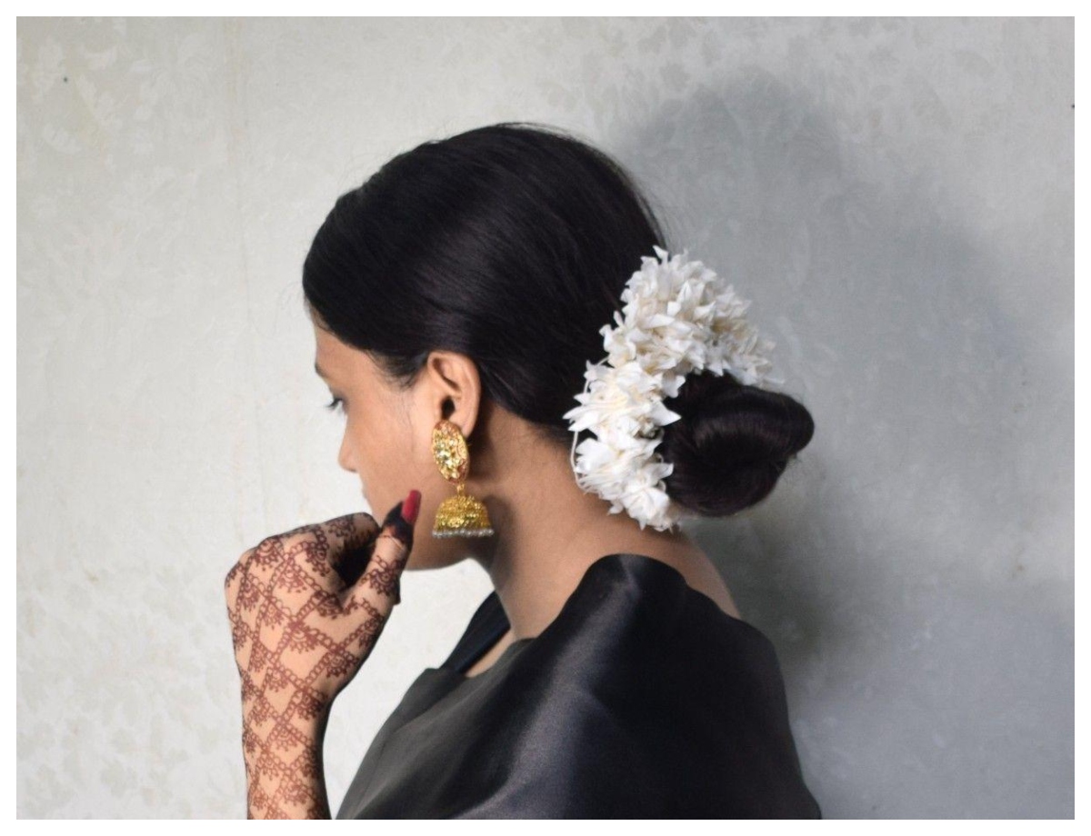 A light bun decorated with half flowers - Photo Gallery
