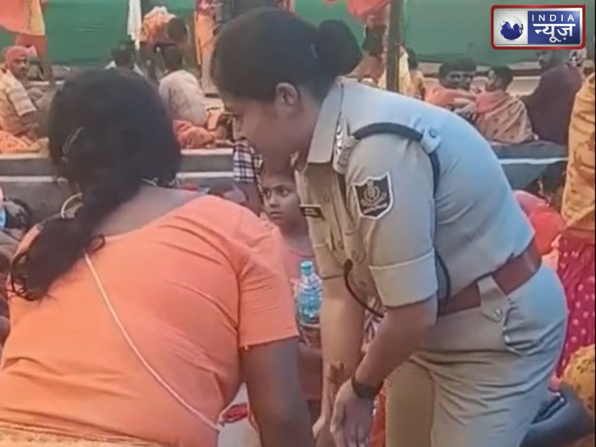 पुलिस की वर्दी में दिखी इंसानियत, थके कांवड़ियों के पैर दबाती IPS अधिकारी का वीडियो वायरल