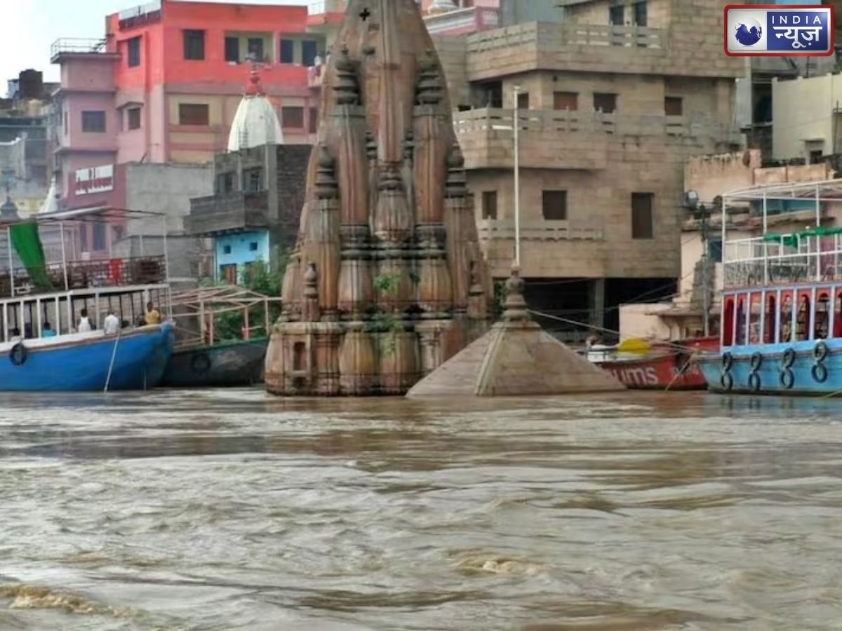 वाराणसी में गंगा का रौद्र रूप, घाटों की सीढ़ियां डूबीं, रास्ते कटे और आरती के मंच जलमग्न, तेजी से बढ़ रहा जलस्तर