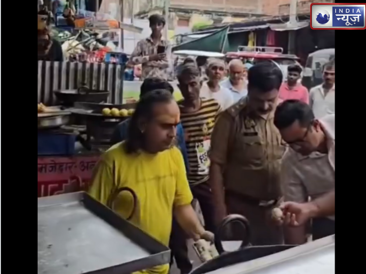 Hamirpur: हलवाई ने अपनी ही मिठाई खाने से किया इंकार… मिठाई की दुकान पर पड़े छापे में हुआ खुलासा, लोगों में आक्रोश, Video Viral