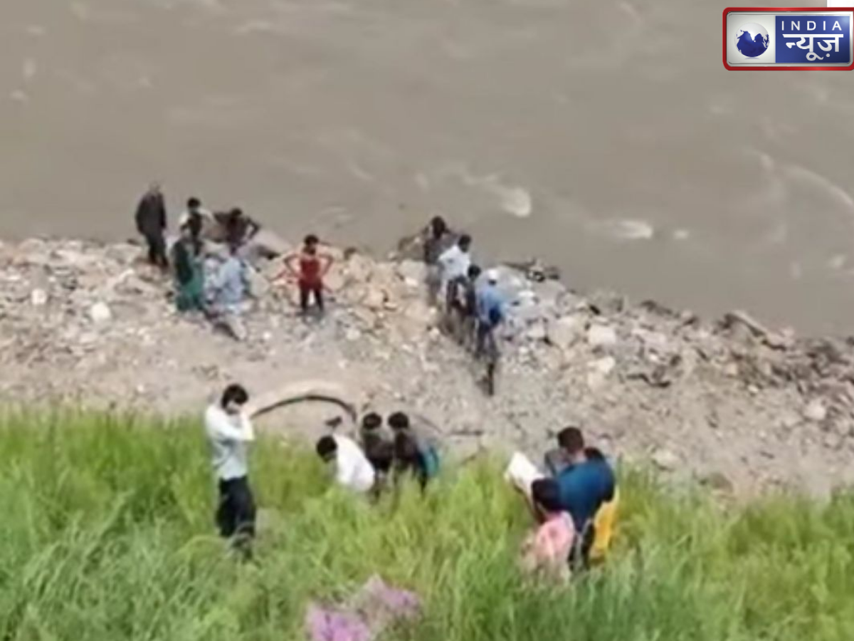 J&K: किश्तवार में हुआ भीषण हादसा! चिनाब नदी में गिरी यात्रियों से भरी स्कॉर्पियो कार; 5 शव बरामद