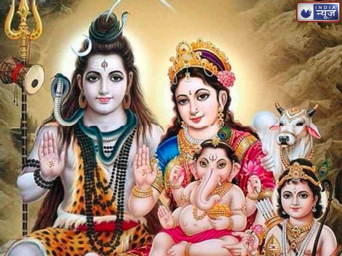 शिव पूजा के लिए सोमवार ही क्यों माना जाता है सर्वश्रेष्ठ? जानें जलाभिषेक से लेकर मंत्र जाप तक के खास उपाय