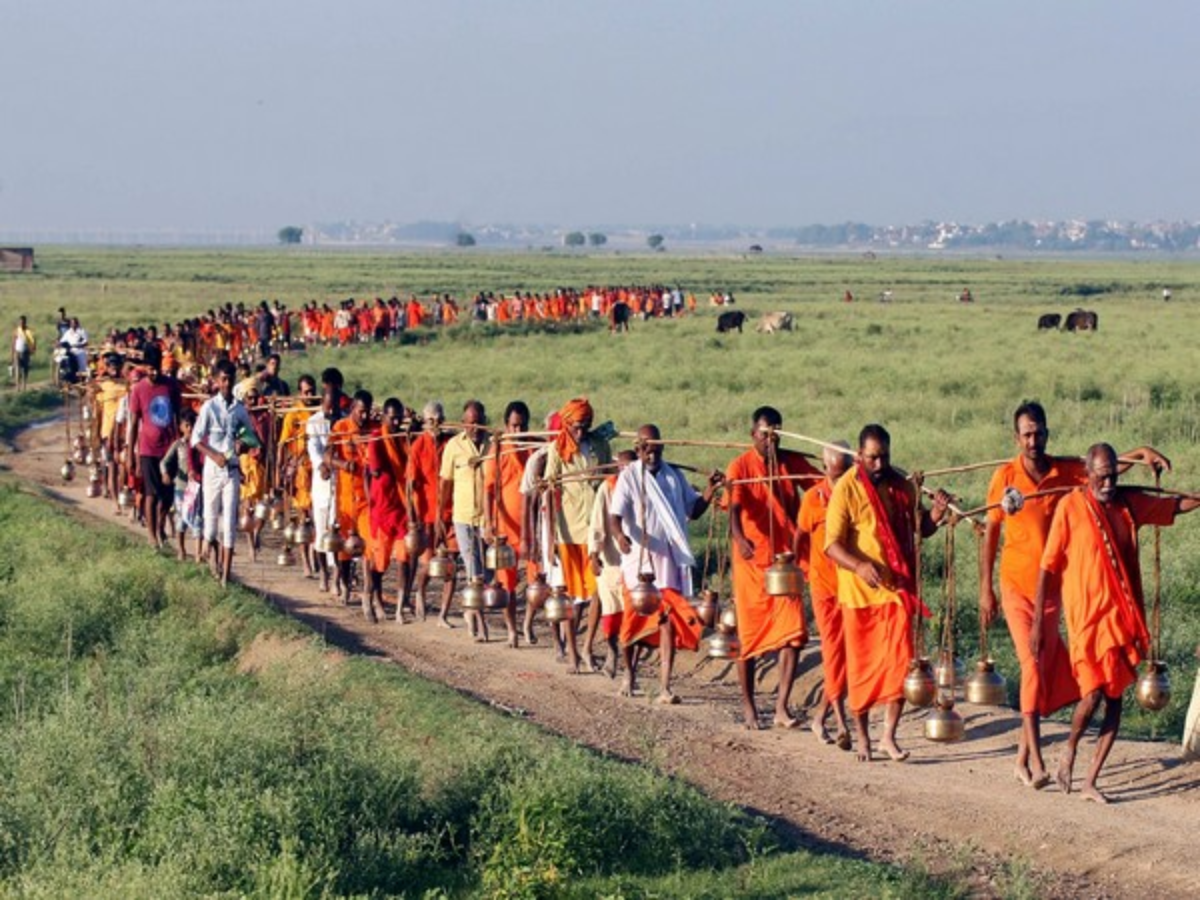 Delhi Kanwar Yatra: हर-हर महादेव के जयकारे से गुलजार हुई राजधानी! ट्रैफिक संभालना हुआ मुश्किल, सड़कों पर लगा कई घंटे का जाम