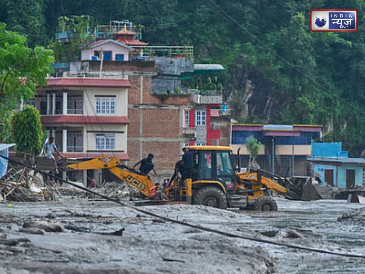 UP Heavy Rain Red Alert: उफान पर गंगा-यमुना, प्रयागराज-गाजीपुर समेत कई शहर जलमग्न; 18 जिलों में भारी बारिश का रेड अलर्ट