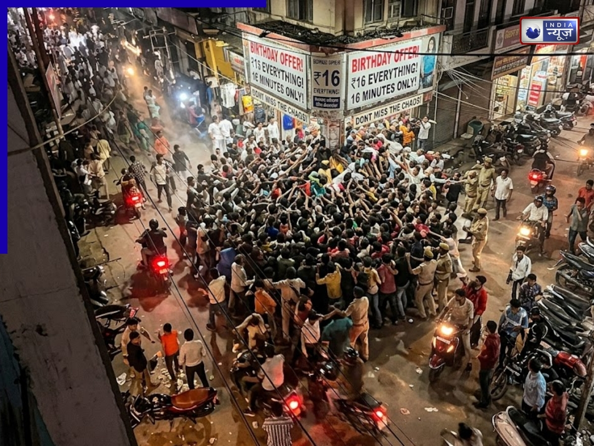 UP News: कानपुर में 16 रुपये में कपड़ों का ऑफर देना पड़ा भारी, दुकानदार को उठा ले गई पुलिस