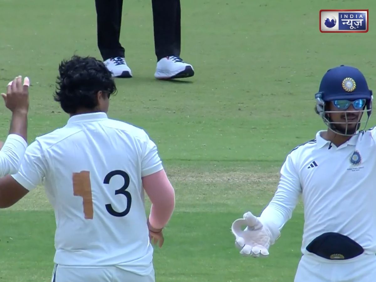 Vaibhav Sooryavanshi Duleep Trophy Debut: वैभव सूर्यवंशी ने गेंद से ढाया कहर, 2 विकेट झटककर कर दिया सबको हैरान! लेकिन बल्ले से रहे फ्लॉप