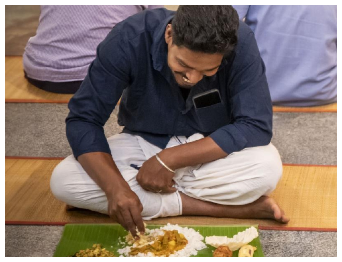 Which direction is it auspicious to face while eating? - Photo Gallery