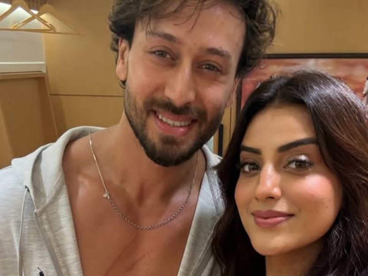 Akshara Singh-Tiger Shroff photo - Photo Gallery