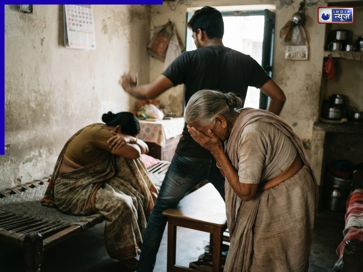 रोती-बिलखती रही बुजुर्ग, डंडे बरसाता रहा पोता; iPhone के लिए दादी-बुआ से मारपीट! वीडियो वायरल