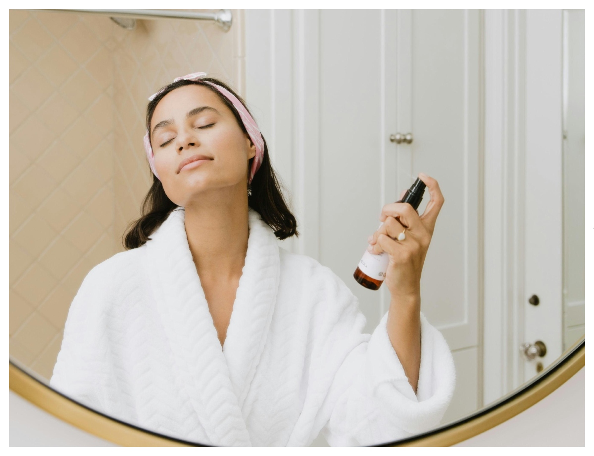 How to use Aparajita toner after cleansing your face - Photo Gallery