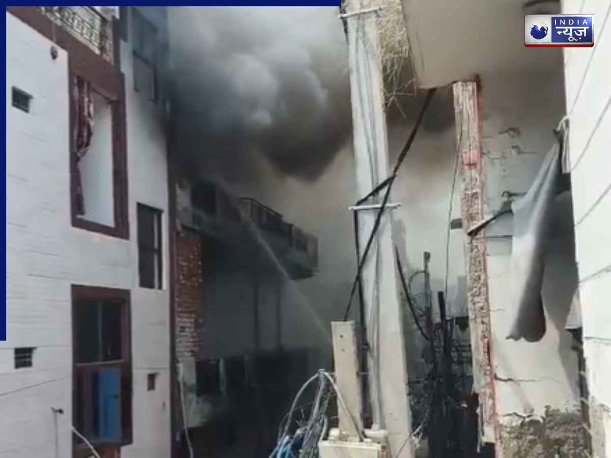 Delhi Fire: दिल्ली के स्वरूप नगर में आग ने मचाई तबाही, लोगों ने छत से लगाी छलांग; डरा देने वाला है वीडियो