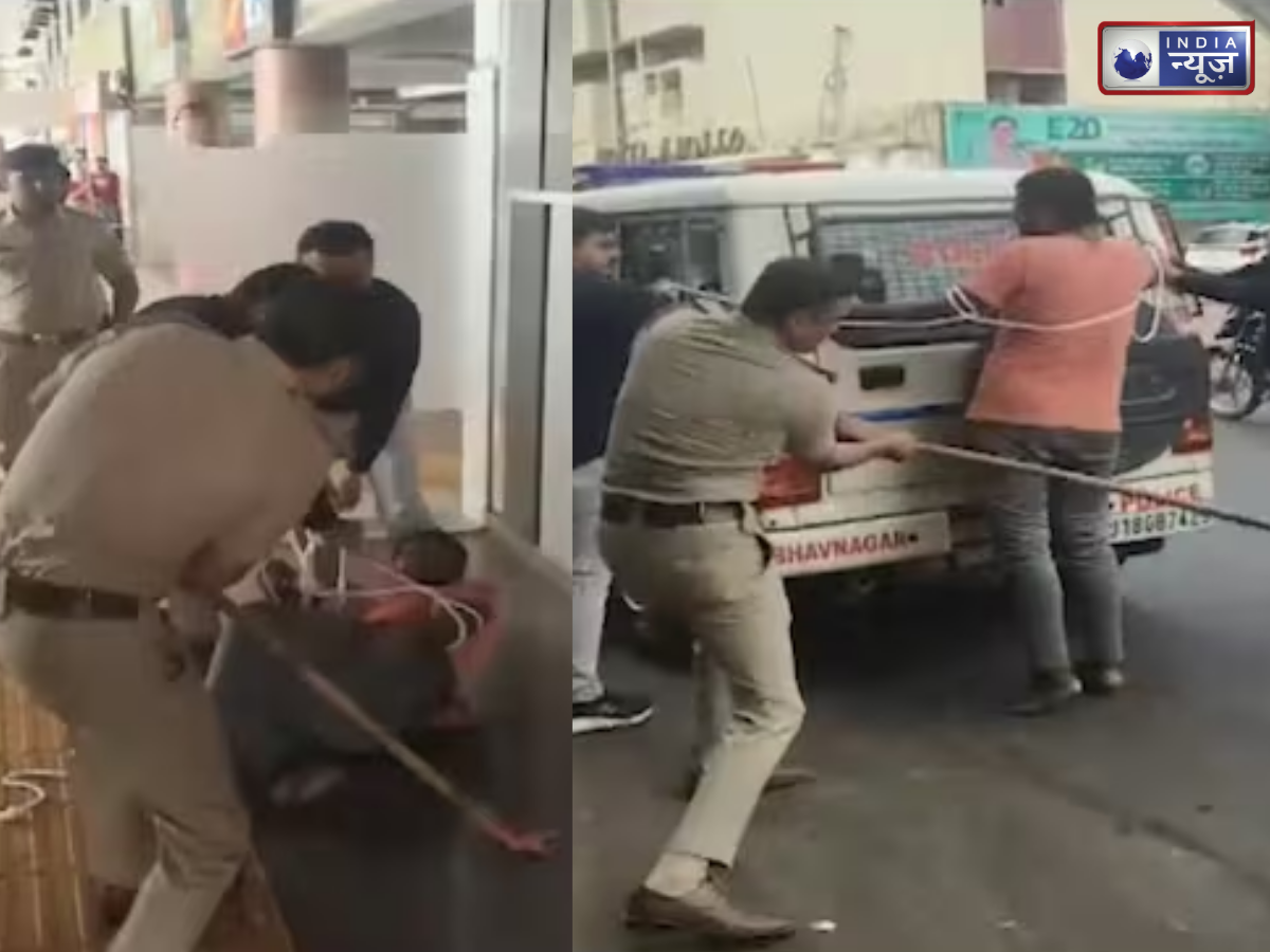 Gujarat: भावनगर में पुलिस ने लिव-इन पार्टनर की हत्या करने वाले आरोपी के साथ री-क्रिएट किया सीन, बस-स्टैंड पर लाठी से लगाई पिटाई
