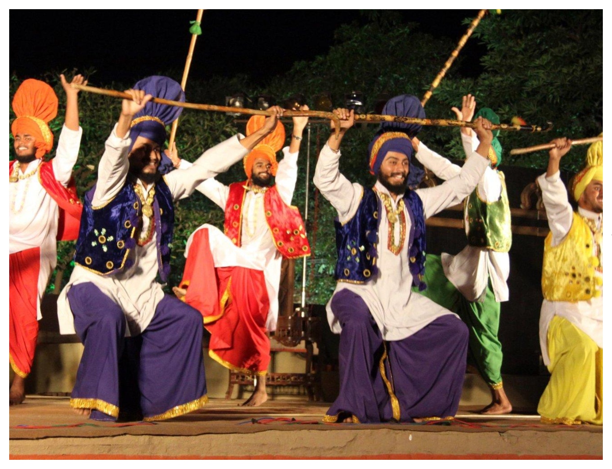 Jhumar is in a round circle, Dholiya is in the middle - Photo Gallery
