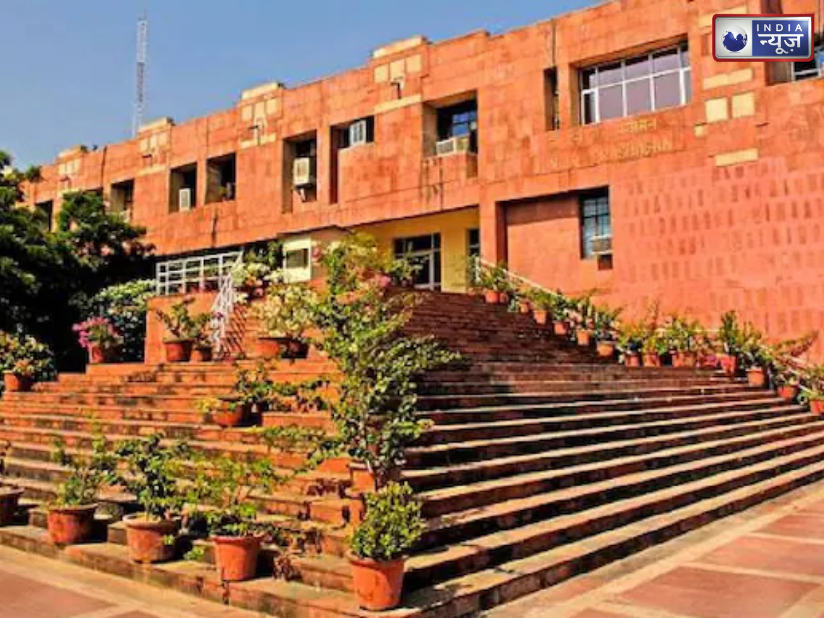 JNU प्रोफेसर ने की शर्मानक हरकत: 10 छात्राओं का किया यौन उत्पीड़न, क्लास में किये अश्लील कमेंट, शिकायत दर्ज