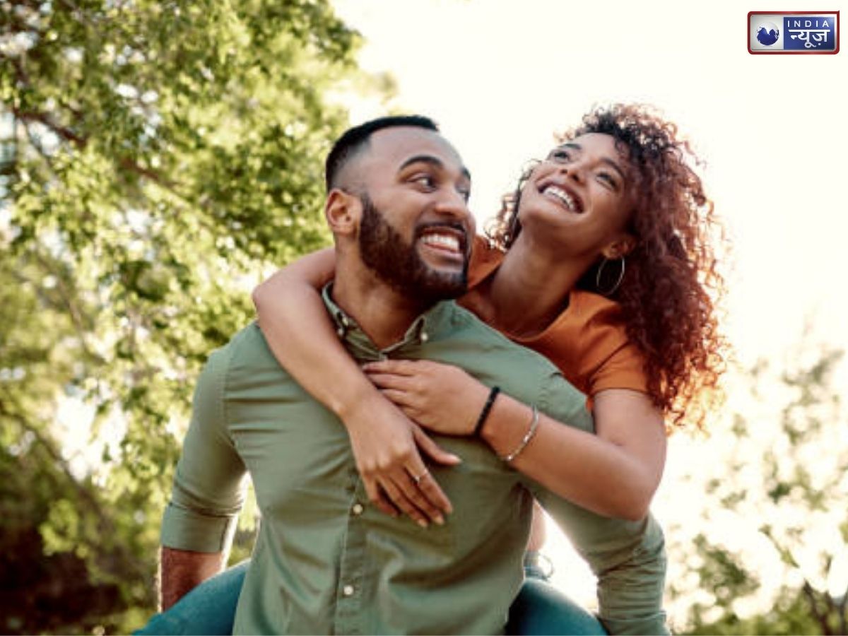 Best Zodiac Couples: इन 6 राशि वालों की जोड़ी मानी जाती है परफेक्ट, प्यार से लेकर शादी तक खूब निभाते हैं साथ