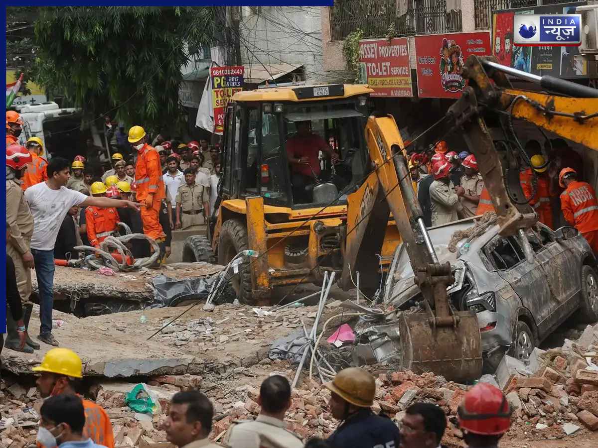Satya Niketan Building Collapse Death Toll: हादसे के 21 घंटे बाद भी मलबे से निकल रहे हैं शव, जानें अब कितने लोगों की हुई मौत?