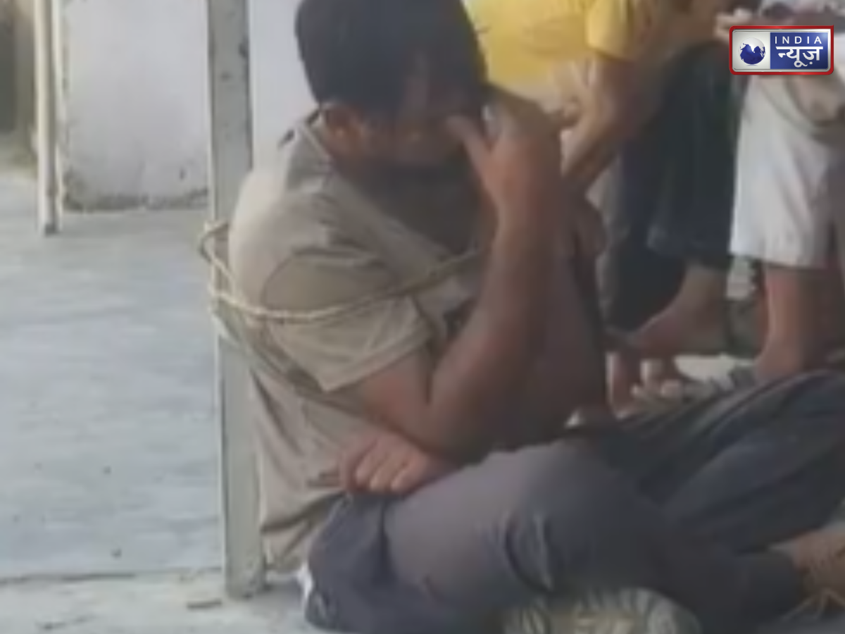 UP: शादीशुदा ex-girlfriend से मिलते हुए पकड़ा गया व्यक्ति, लड़की के परिवारवालों ने दिखाई हैवानियत, उल्टा लटकाकर किया उत्पीड़न और 5 लाख रु….