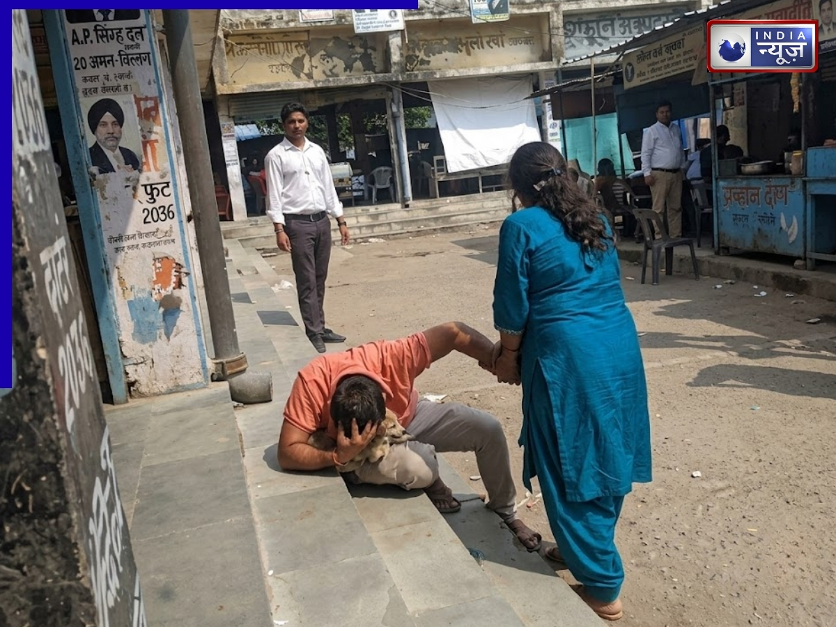 कचहरी में आमना-सामना होते ही भड़का विवाद, मां के साथ मिलकर पत्नी ने पति को दौड़ाकर पीटा; वीडियो वायरल