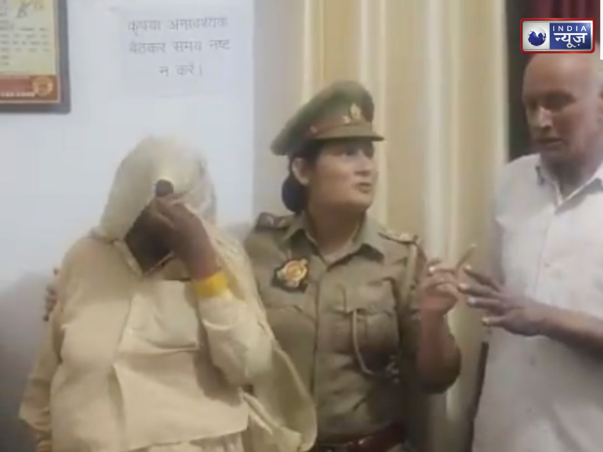 Bulandshahar: मां किसी और बेटे के साथ, पिता किसी और बेटे के साथ; पुलिस स्टेशन में दिखा रियल ‘बागबां’ का नजारा - Photo Gallery
