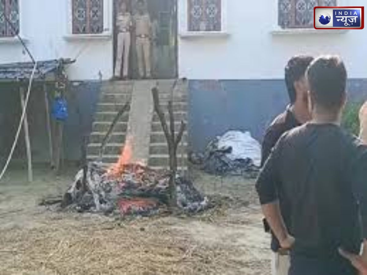गोपालगंज में 12 साल की छात्रा की मौत से मचा बवाल, आरोपी के घर के सामने परिजनों ने जलाई चिता - Photo Gallery
