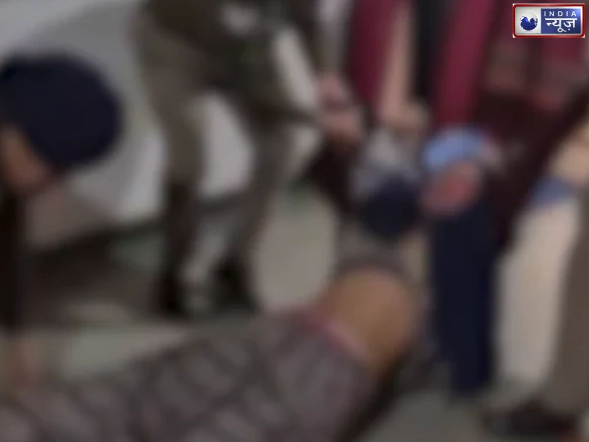 अल्मोड़ा कलेक्ट्रेट में महिला का हंगामा, शादीशुदा प्रेमी के साथ रहने की जिद पर अड़ी, आत्महत्या की दी धमकी