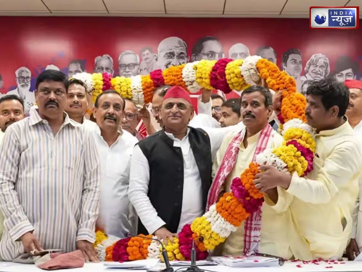 UP Politics: चुनाव से पहले BJP को झटका! भवानी भीख शुक्ला पांच बेटों के साथ सपा में शामिल, साथ आया 300 गाड़ियों का काफिला