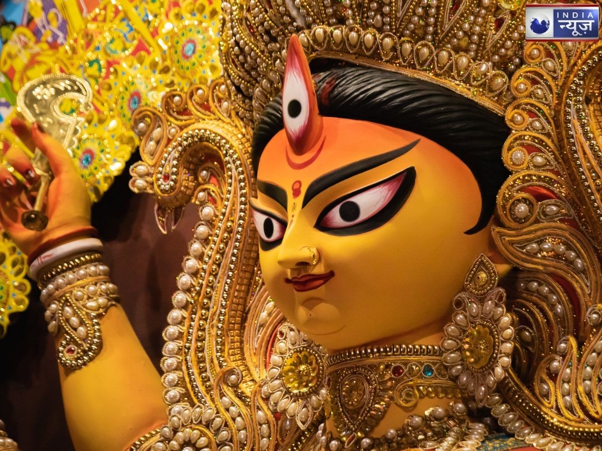 October 17 Horoscope: नवरात्रि की सप्तमी पर सूर्य-मंगल का दुर्लभ संयोग, 3 राशियों को मिल सकती है करियर और पैसों में सफलता
