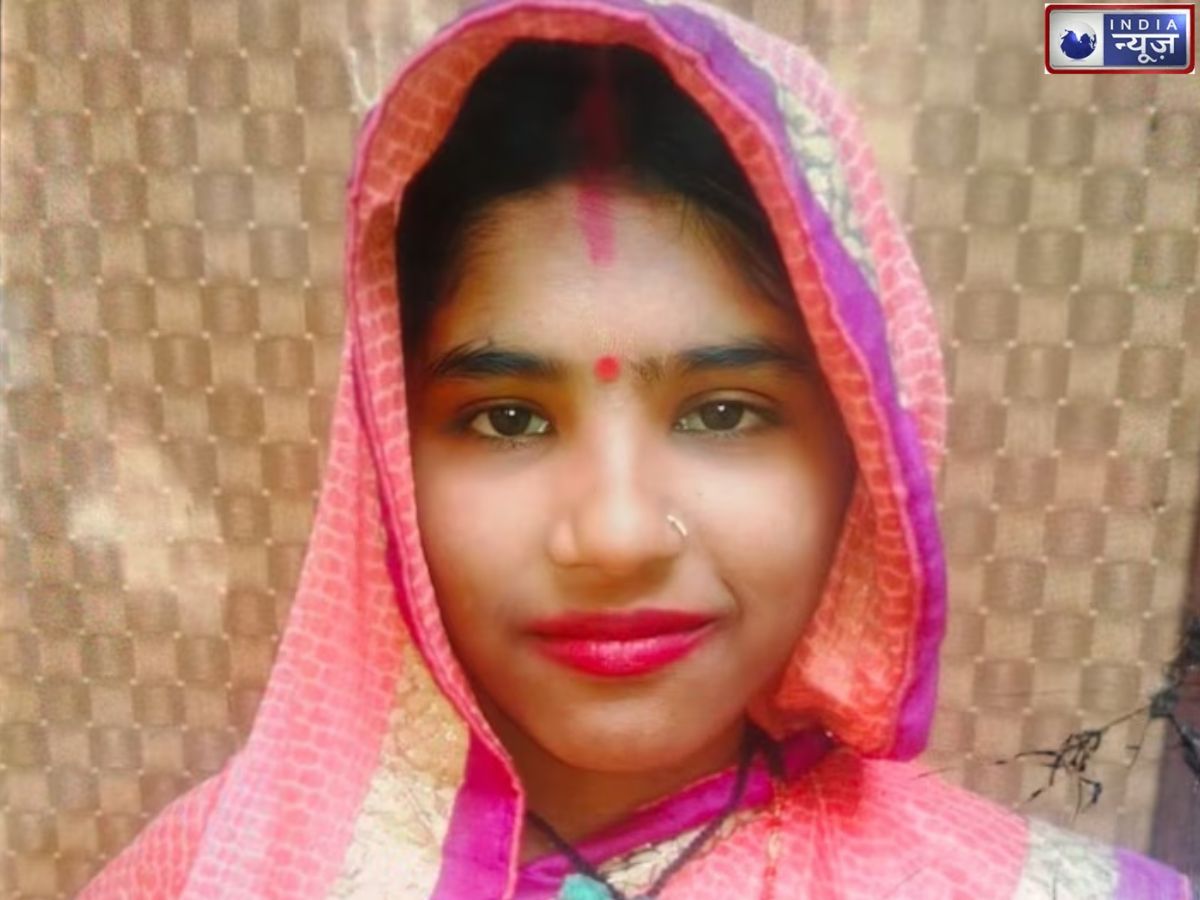 पति के लिए रखा था निर्जला व्रत, चांद देखने छत पर गई महिला की गिरकर मौत, पति और बेटे पर टूटा दुखों का पहाड़