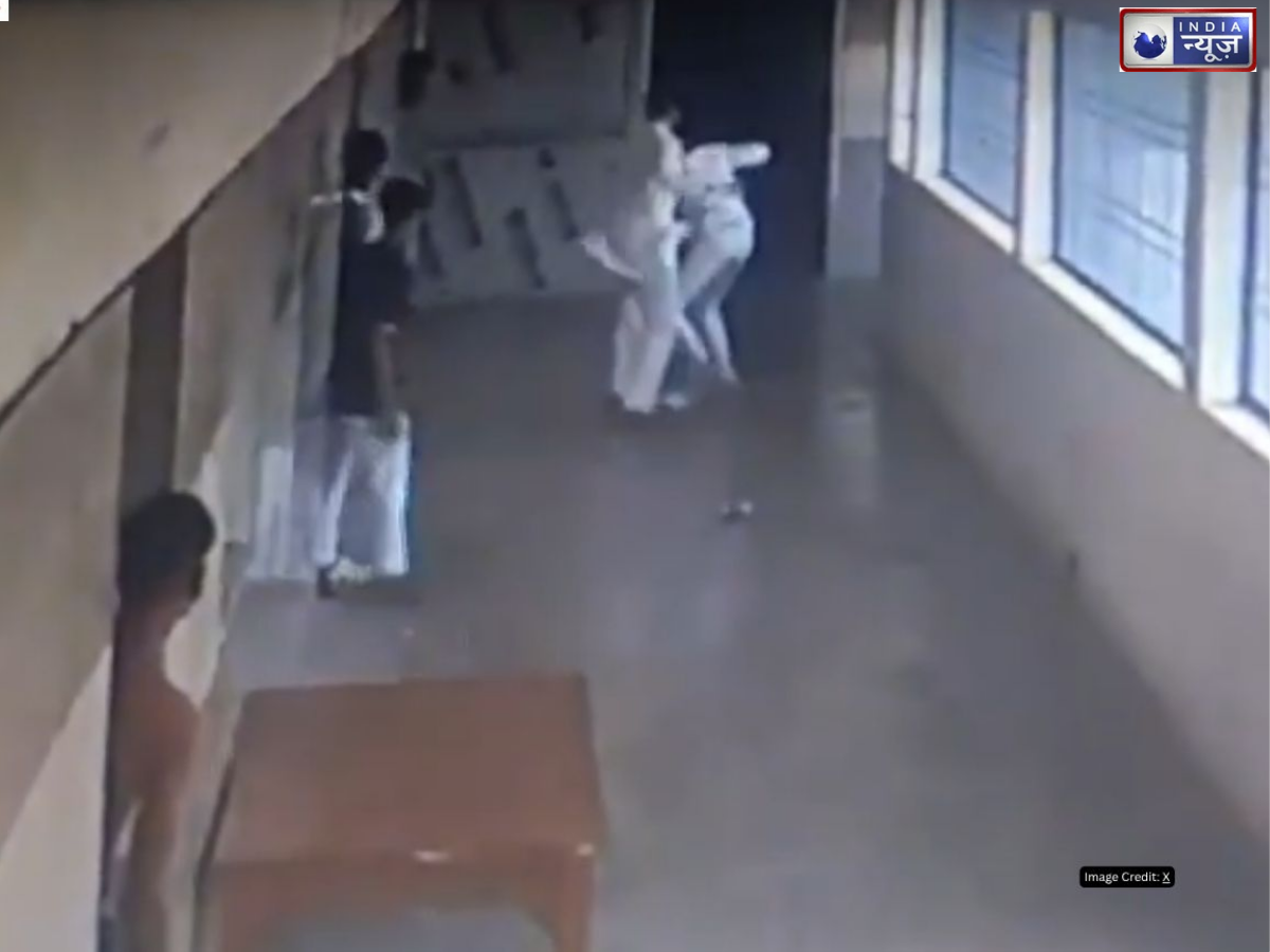 Maharashtra News: ‘बालों से घसीटकर जमीन पर पटका’, CCTV में कैद हुआ दिल दहला देने वाला नजारा, चंद्रपुर स्कूल के प्रिंसिपल पर कक्षा 9 के छात्र को बेरहमी से पीटा